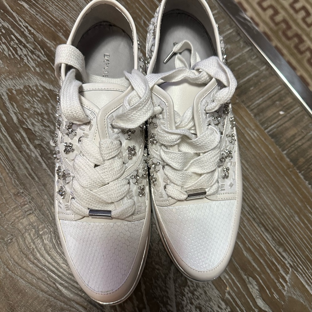 Donald Pliner Women white  Sequin Beaded Fashion Sneaker Sz 8.5 Athleisure
